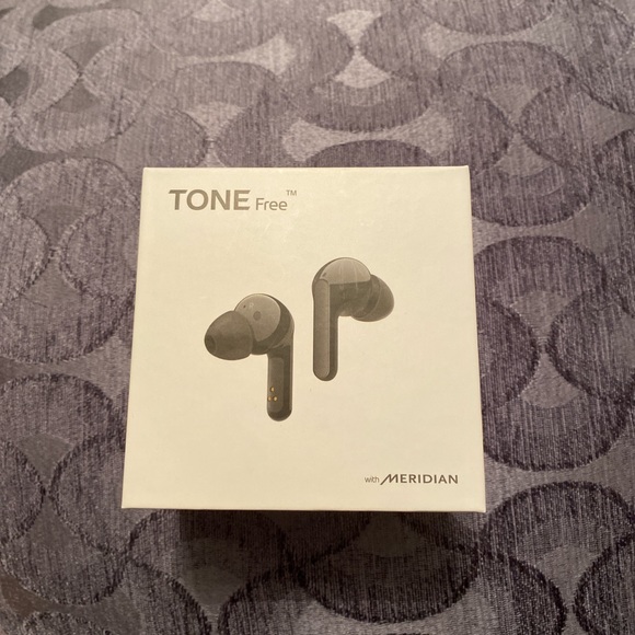 BNIB LG wireless earbuds - Picture 3 of 5